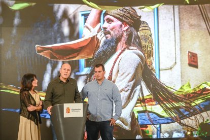 La portavoz de Diputación, Inmaculada Sierra, con Rodrigo Barriuso, presidente de ArlánzaTe, y el alcalde de Villalmanzo, Pablo Obregón