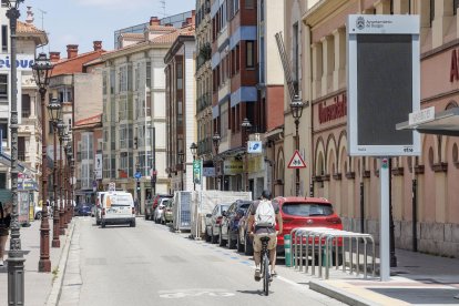 Pantallas y cámaras instaladas en la calle San Pablo para la gestión del tráfico en la Zona de Bajas Emisiones.
