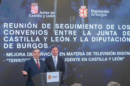 El consejero de Movilidad y Transformación Digital, José Luis Sanz Merino, se reúne con el presidente de la Diputación de Burgos, Borja Suárez, para realizar el seguimiento de los convenios en materia de Territorio Rural Inteligente y mejora de la TDT.