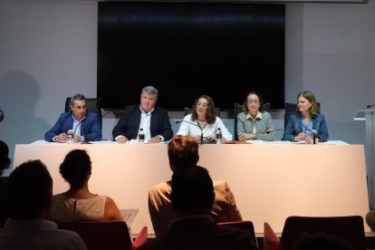 La consejera de Agricultura se reunió en Roca con las denominaciones de origen del vino de Castilla y León.