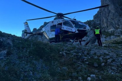 Rescatan en helicóptero a una montañera a más de 2.000 metros de altura en el refugio Collado Jermoso (León).