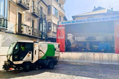 Una de las máquinas barredoras que se emplearon en la plaza del Trigo.