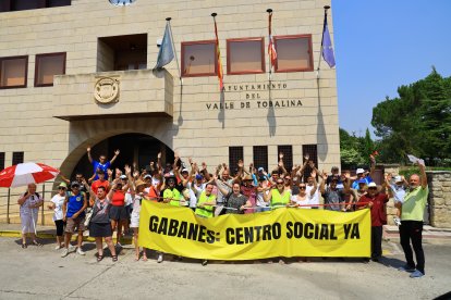 Quintana Martín Galíndez acoge una protesta pacífica en defensa de un centro social para Gabanes.