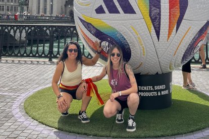 Nerea y Marta, que han jugado al fútbol durante años, en un momento de su viaje a la Eurocopa.