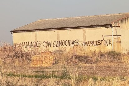 Una de las pintadas con las que ha amanecido el pueblo burgalés de Castrillo Mota de Judíos.