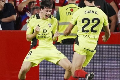 Gonzalo Petit celebra el gol que supuso los tres puntos para el Mirandés.