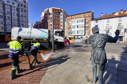 El plan de choque de limpieza arrancaba en la calle Madrid, a la altura de la plaza Vega.