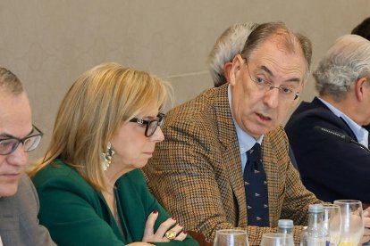 La secretaria general y el presidente de FAE.