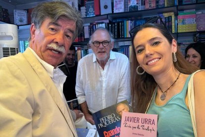 Javier Urra y Jimena Bañuelos, con Pedro Piqueras.