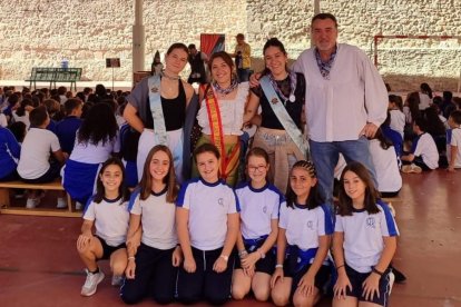 La reina y damas de fiestas visitaron ayer, con el concejal, el colegio Vera Cruz