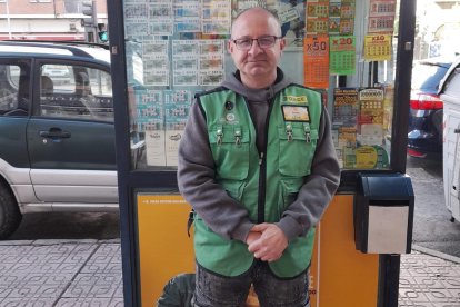 El vendedor Carlos Reyes Molina.