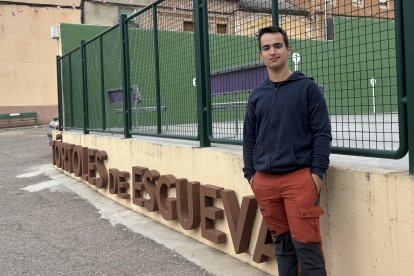 Ángel Álvarez posa en la plaza de Tórtoles de Esgueva