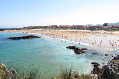 Estampa de la playa de Ris de Noja, en Cantabria.