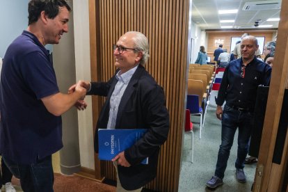 San Millán es felicitado tras proclamarse presidente de FAE.