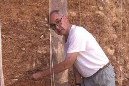 Imagen de Emiliano Aguirre en Atapuerca en 1990.