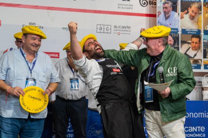 Ricardo Martín en el momento de ser proclamado ganador en la Feria Gastronómica de Alicante