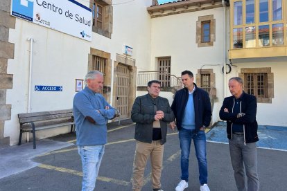 El PSOE junto a varios cargos socialistas de la zona, en el centro de salud de Espinosa de los Monteros.