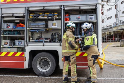Imagen de dos bomberos durante una intervención.