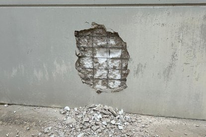 Imagen del butrón que han hecho los ladrones en el intento de robo