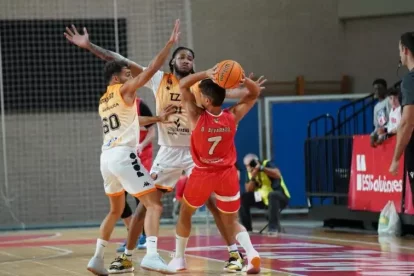 Ayoze Alonso y Javonte Brown empleándose en la defensa en el pabellón zaragozano.