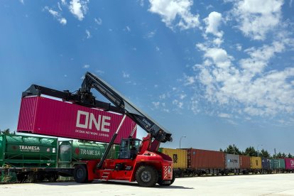 El Puerto Seco de Burgos, en plena actividad de carga de contenedores en un tren de mercancías con destino Valencia.