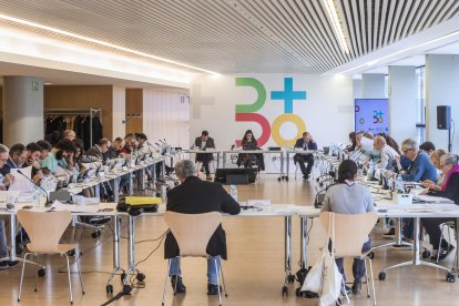 Lectura colectiva del proyecto de 180 páginas elaborado por ProBurgos para definir el dossier de la candidatura de Burgos a Capital Europea de la Cultura 2031.
