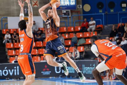Pase acrobático de Jofresa desde el aire, obstaculizado por Caio Pacheco, exjugador del Tizona.