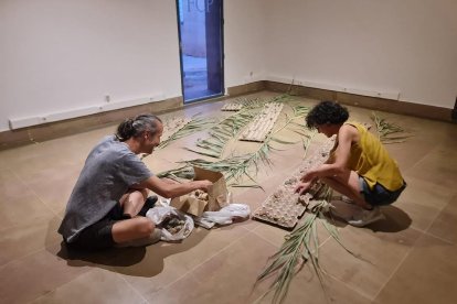 Instalación de la obra de Mayte Santamaría con motivo de su exposición en el Museo Cristóbal Gabarrón de Mula (Murcia).