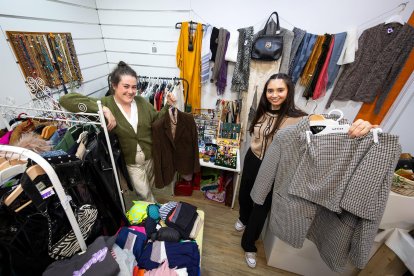 Claudia y Roxana en el market de ropa y complementos que celebraron hace unos días en la calle Almirante Bonifaz.