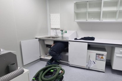 Los equipos del laboratorio de Paleoproteómica están en pleno proceso de instalación.