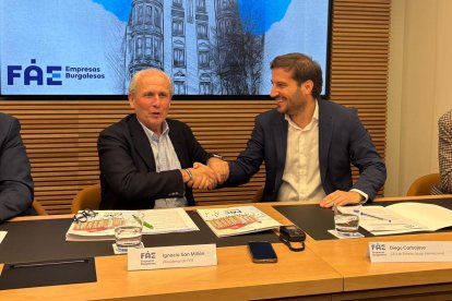 El presidente de FAE, Ignacio San Millán, y el CEO de Talento Grupo Internacional, Daniel Carbajosa, firman el acuerdo de captación de talento en Perú.