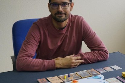 Un juego de mesa pone a Palencia en el tablero y susurra su secreto mejor guardado. En la imagen el periodista palentino Víctor Calzada con su juego 'Bandas Doradas'.