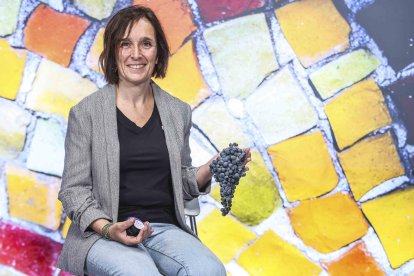 Araus, que es licenciada en Química por la Universidad de Burgos, posa con su producto y unas uvas.