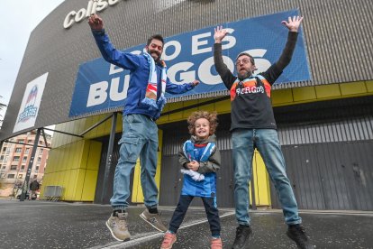 Luis, su hijo Adrián, y su nieto Hugo, fieles seguidores del San Pablo Burgos.
