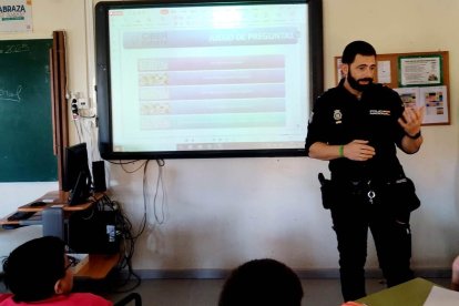 Imagen de uina de las charlas impartidas por la Policía Nacional en los colegios de Aranda