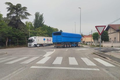 La circulación de camiones es constante en la BU-740, donde convergen tres núcleos poblacionales de Miranda de Ebro.
