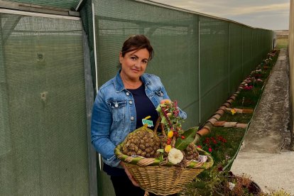 Ana María posa en su granja de Ciadoncha