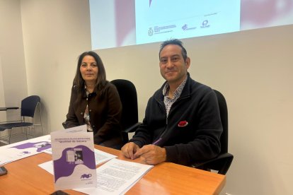El concejal Andrés Gonzalo junto a la técnica, Ana Pajares