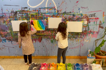 Dos nilñas pintan en el espacio que Frretime quiere adaptar.