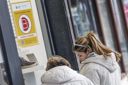 Comercios del centro de la capital burgalesa con los carteles de la campaña de bonos al consumo.