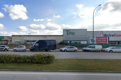 La nueva tienda se ubicará en este entorno comercial de las naves de Pentasa, del polígono Burgos Este.