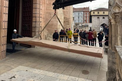 Imagen de la llegada de las polémicas puertas de Antonio López a la Catedral de Burgos.