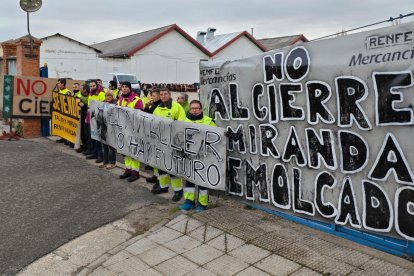 Concentración de los trabajadores del taller de Remolcado de Miranda en las instalaciones de Renfe.