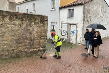 La alcaldesa, Cristina Ayala, y el concejal de Medio Ambiente, Carlos Niño, observan los trabajos de limpieza en Villatoro.