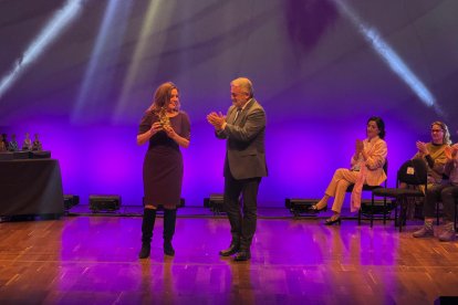 Mónica Pérez Villegas recoge el reconocimiento de manos de Pedro de la Fuente.