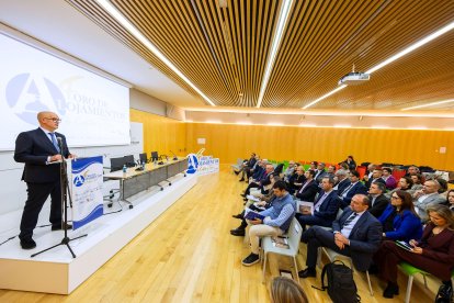 El presidente de la Federación de Hostelería de Burgos, Enrique Seco, en el Foro de Alojamientos Turísticos de Castilla y León.