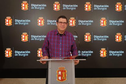 El diputado provincial del PSOE, Javier Lezcano, en rueda de prensa.