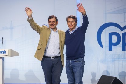El presidente del Partido Popular, Alberto Núñez Feijóo, junto al presidente de la Junta de Castilla y León y del PP de Castilla y León, Alfonso Fernández Mañueco