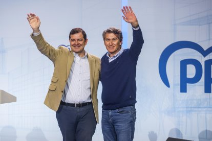 El presidente del Partido Popular, Alberto Núñez Feijóo, junto al presidente de la Junta de Castilla y León y del PP de Castilla y León, Alfonso Fernández Mañueco