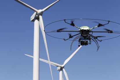 Un aracnocóptero inspecciona los aerogeneradores de un parque eólico de Iberdrola en Castilla y León.